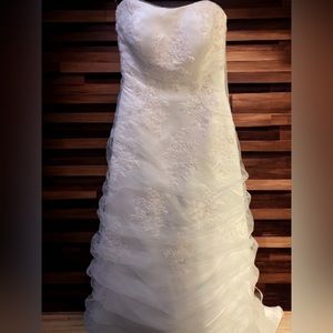 Monique Luo A-line Wedding Dress With Train Size 4